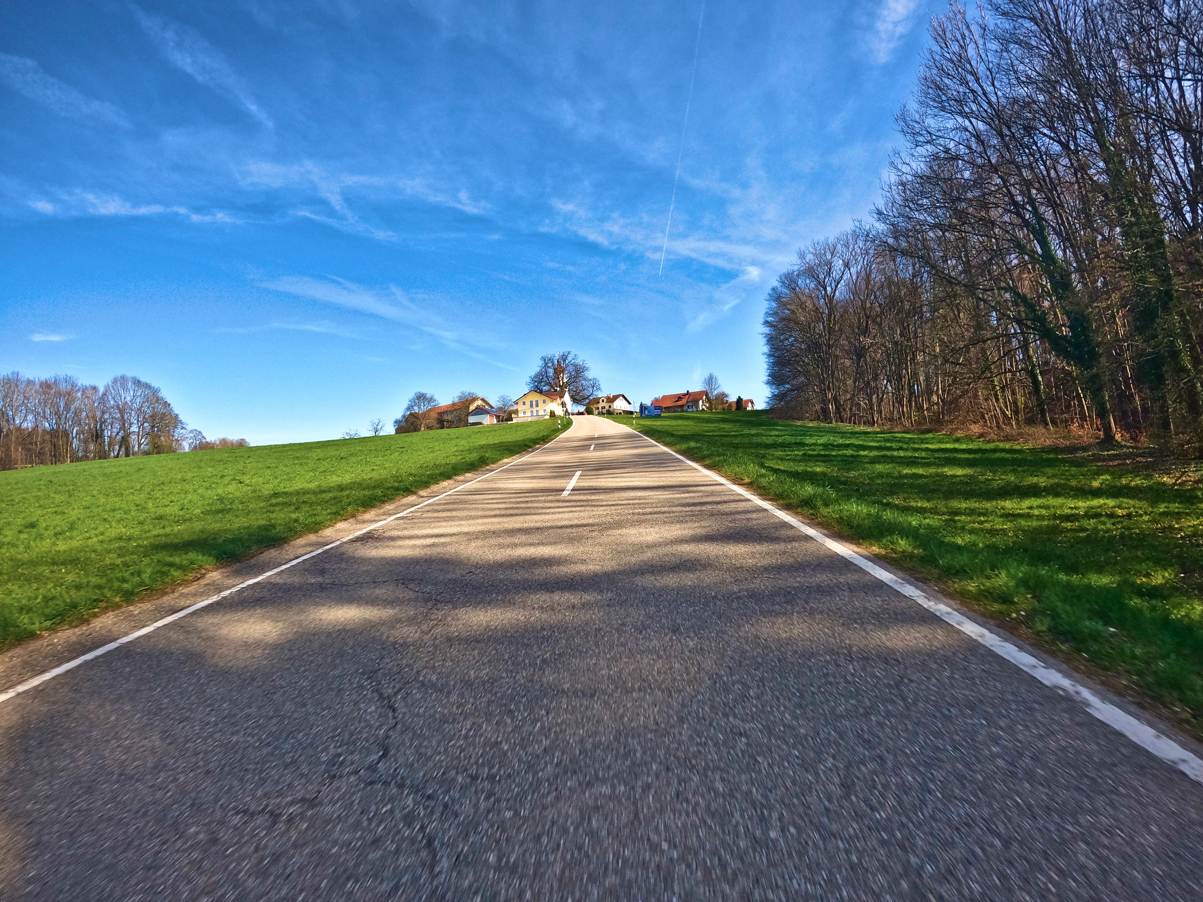 Grüne Wieesen, blauer Himmel, ein kleines Dorf