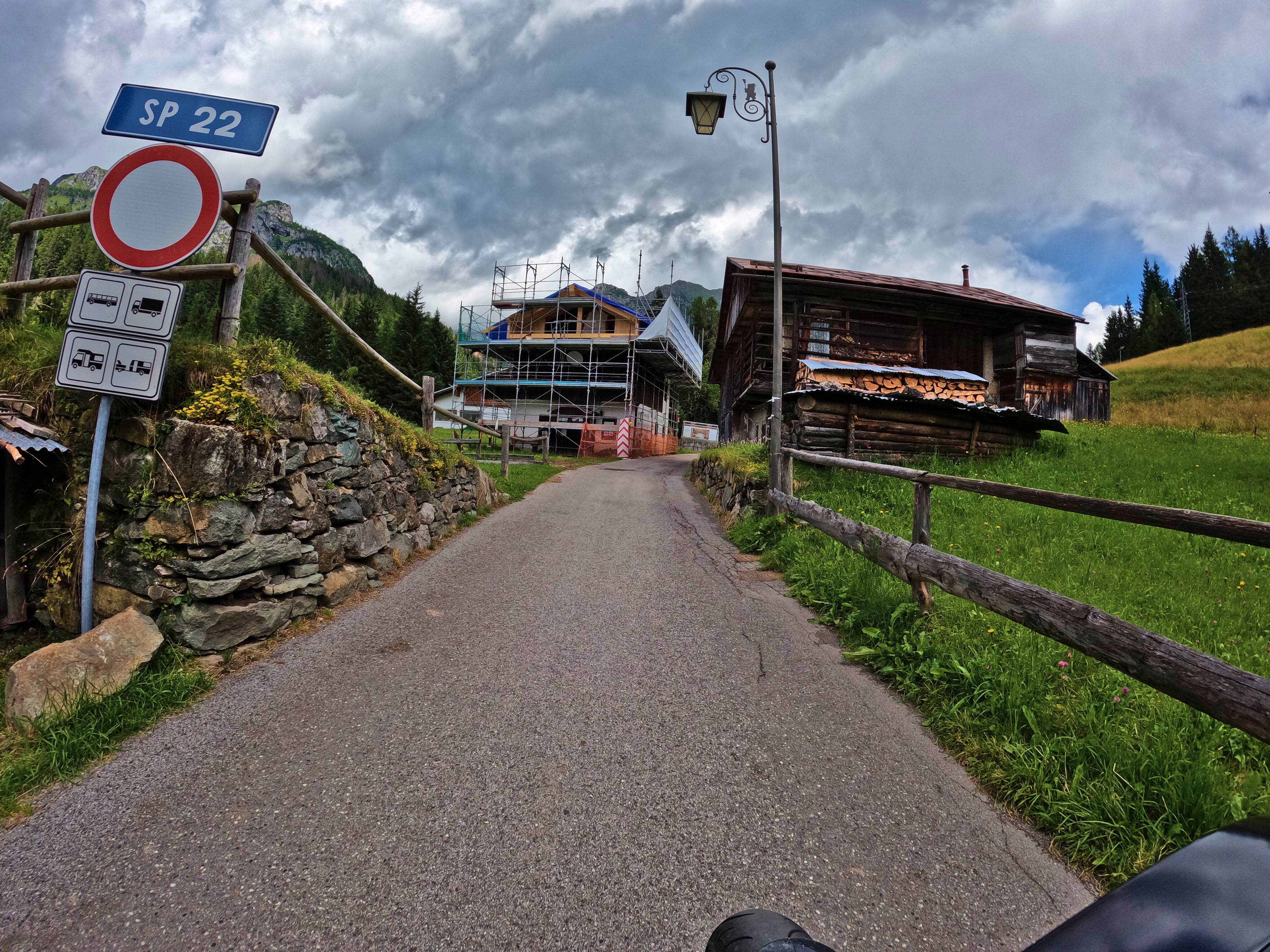 Der Himmel zieht zu, Straße nur für kleine Fahrzeuge