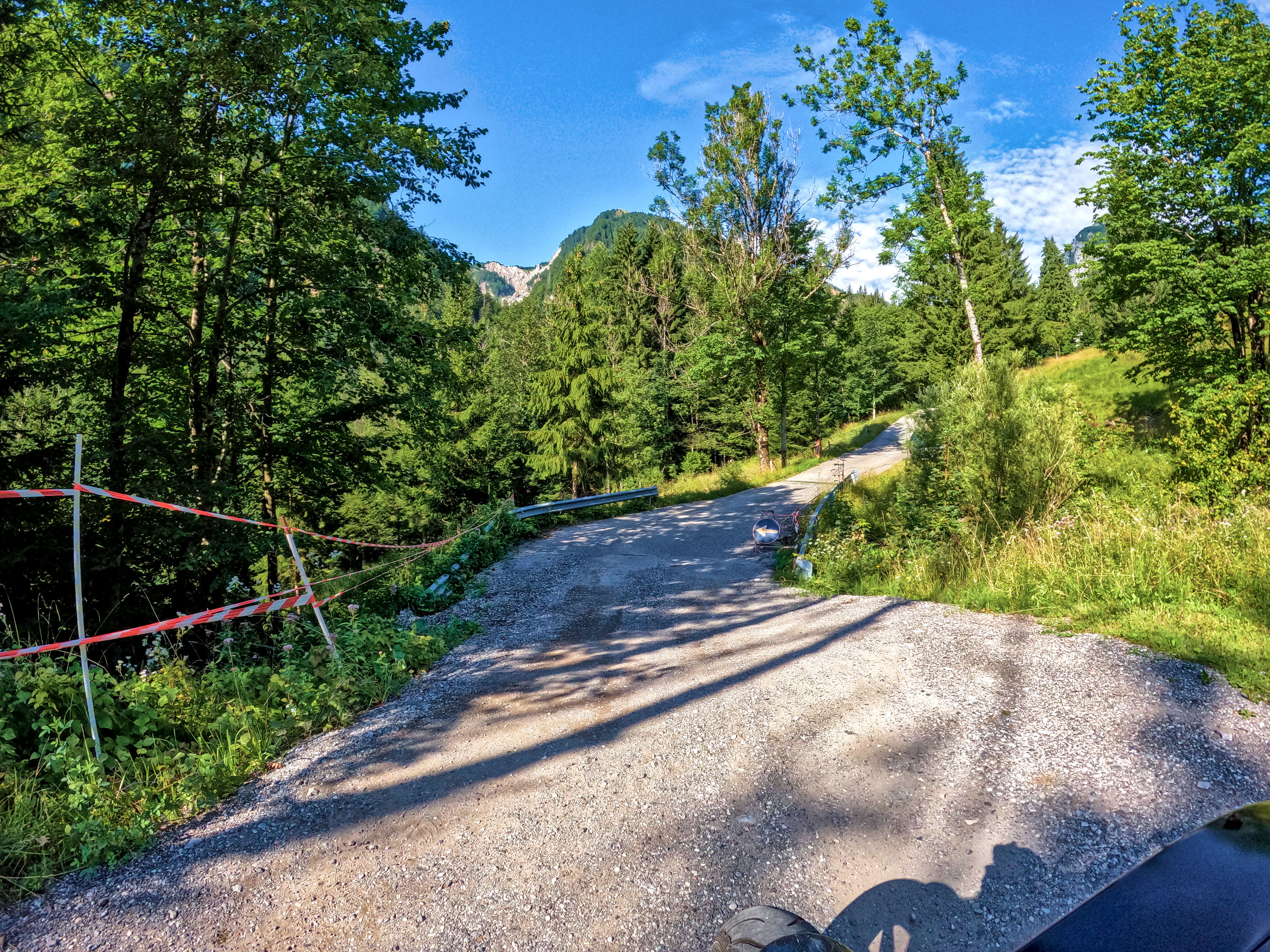 … dahinter dann Straßenschäden.