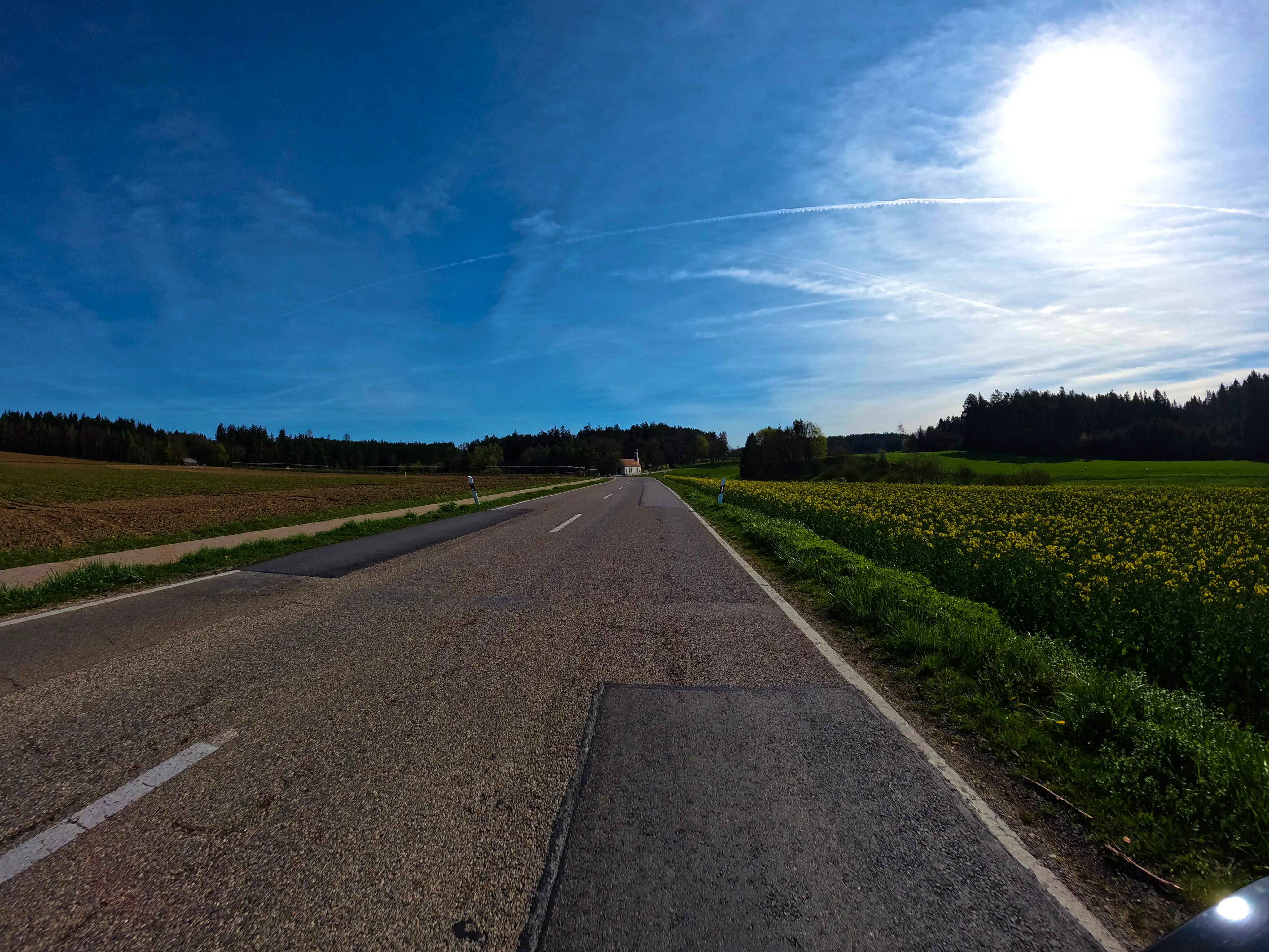 Weiter vorbei an Rapsfeldern &hellip;