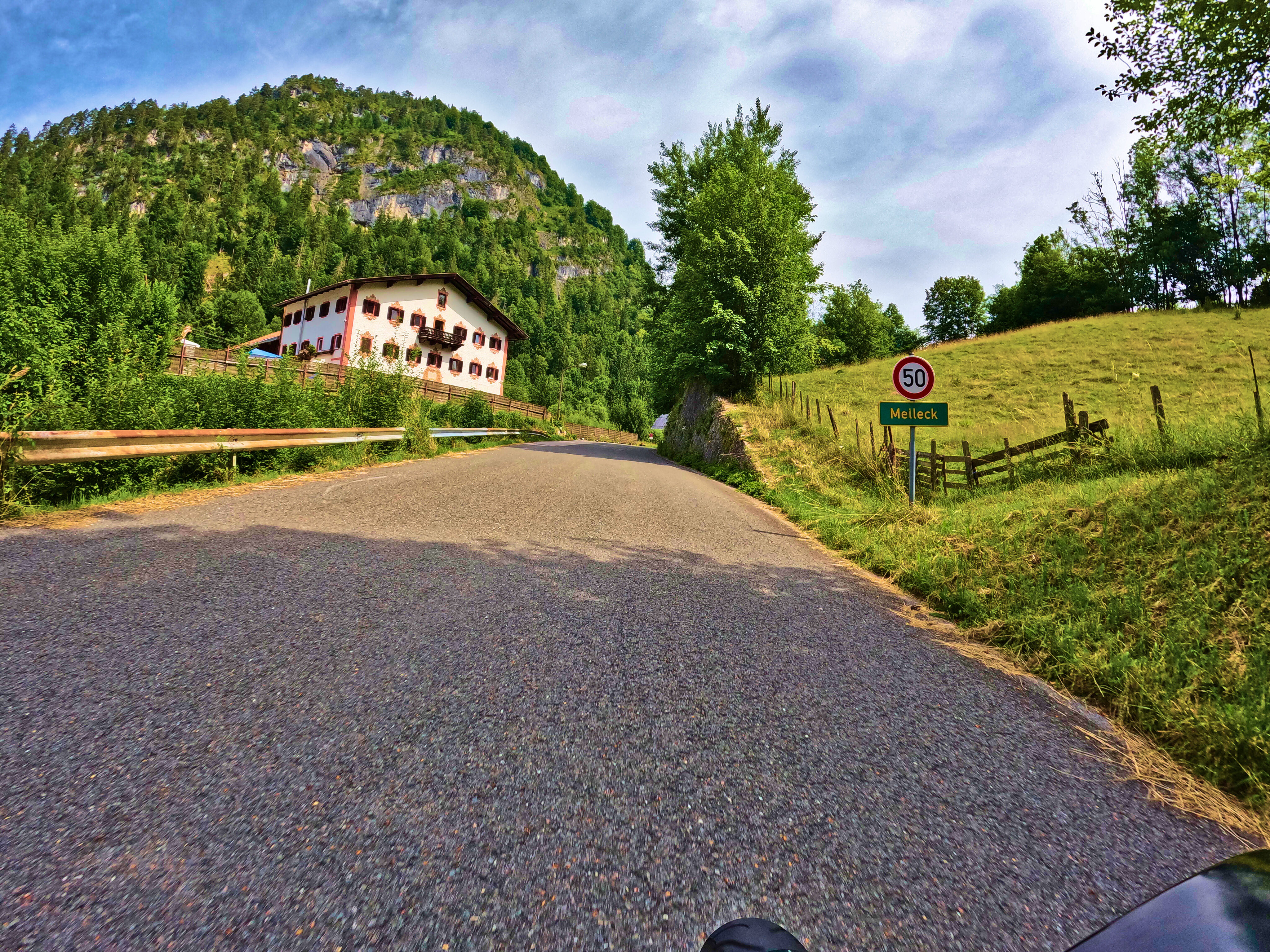 Passhöhe im Ort Melleck