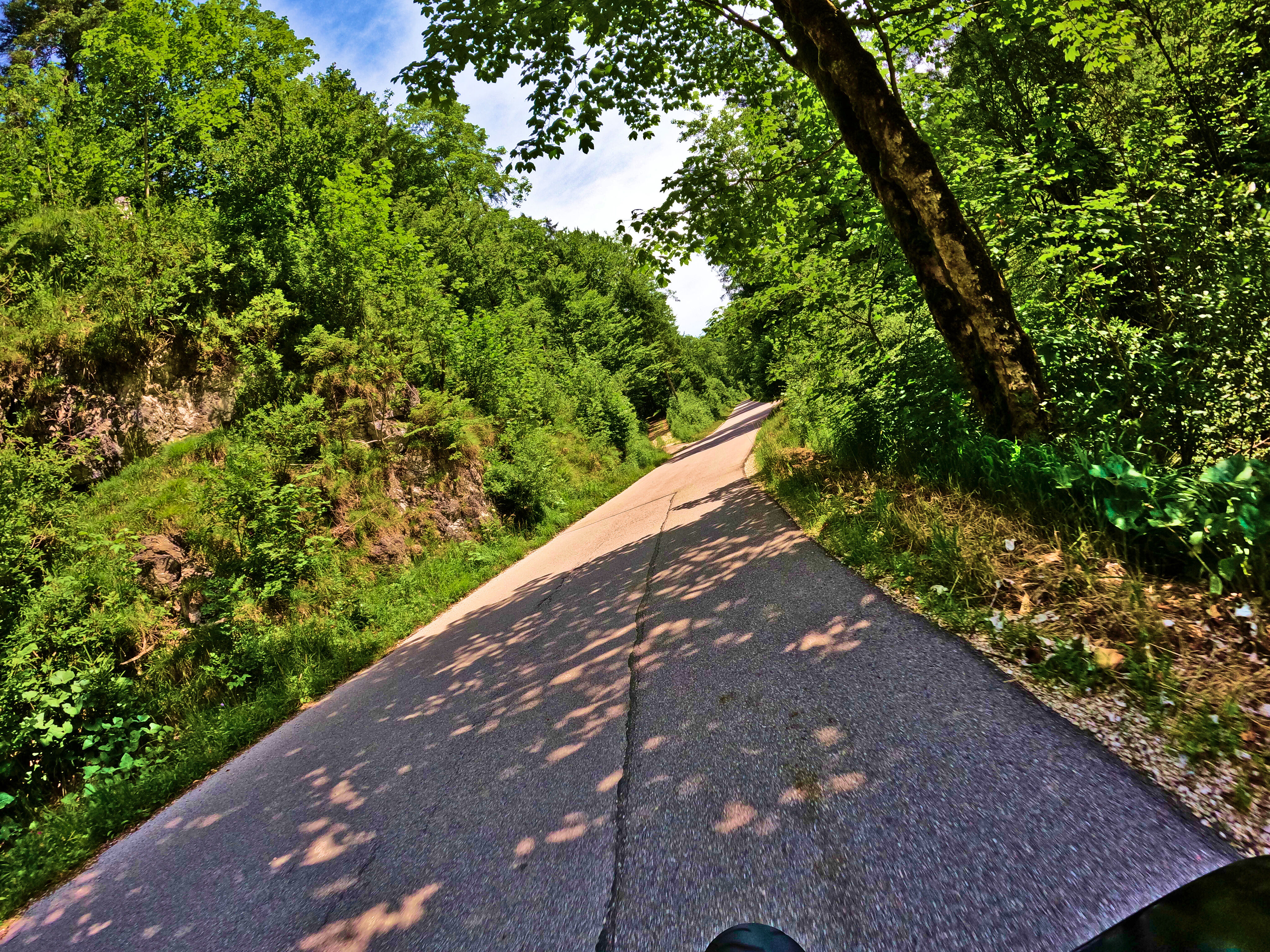 Auf schmaler Straße …