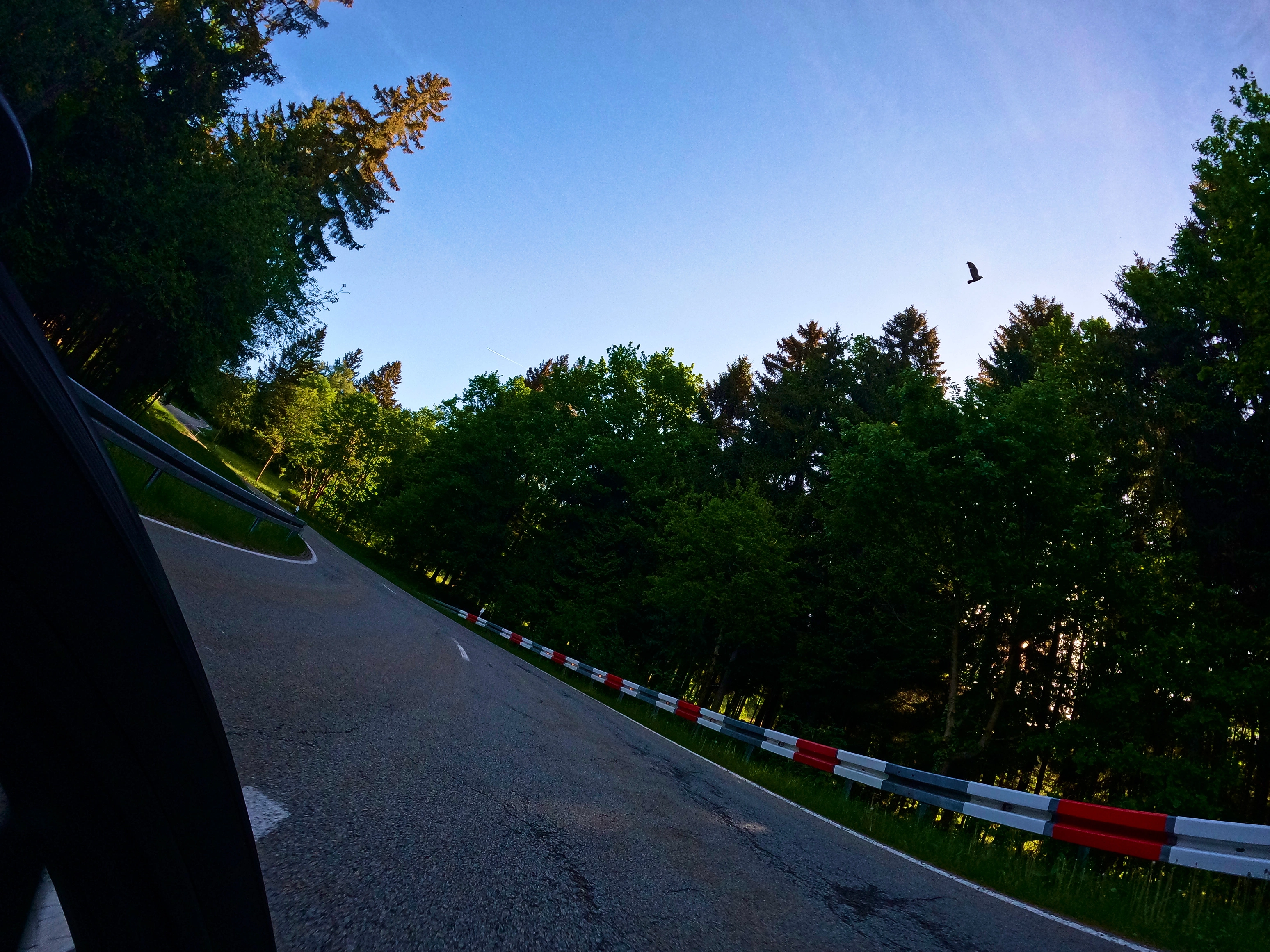 Leitplanke rot-weiss = schöne Kurve!