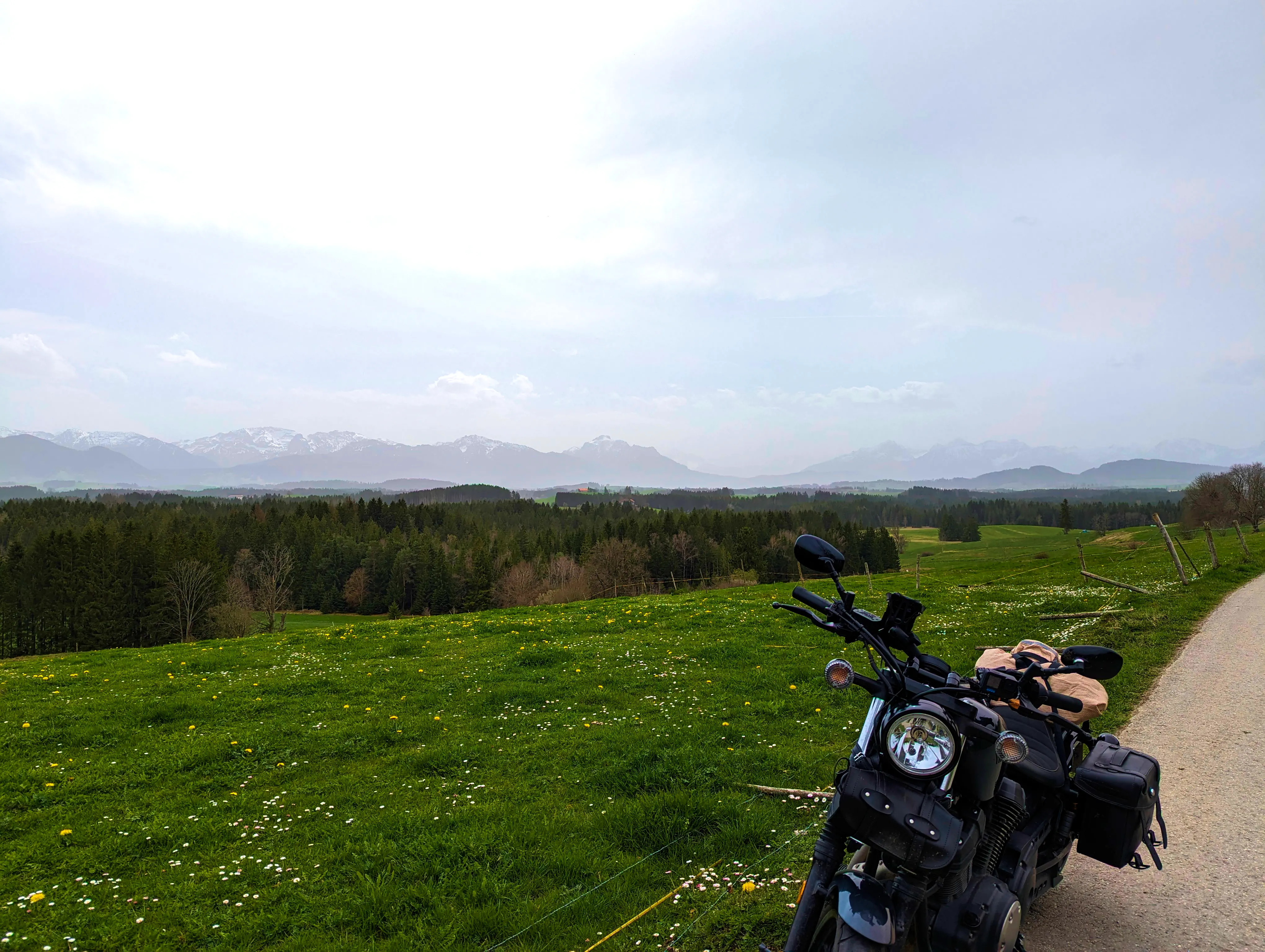 Kurzer Fotostopp vor getrübter Kulisse