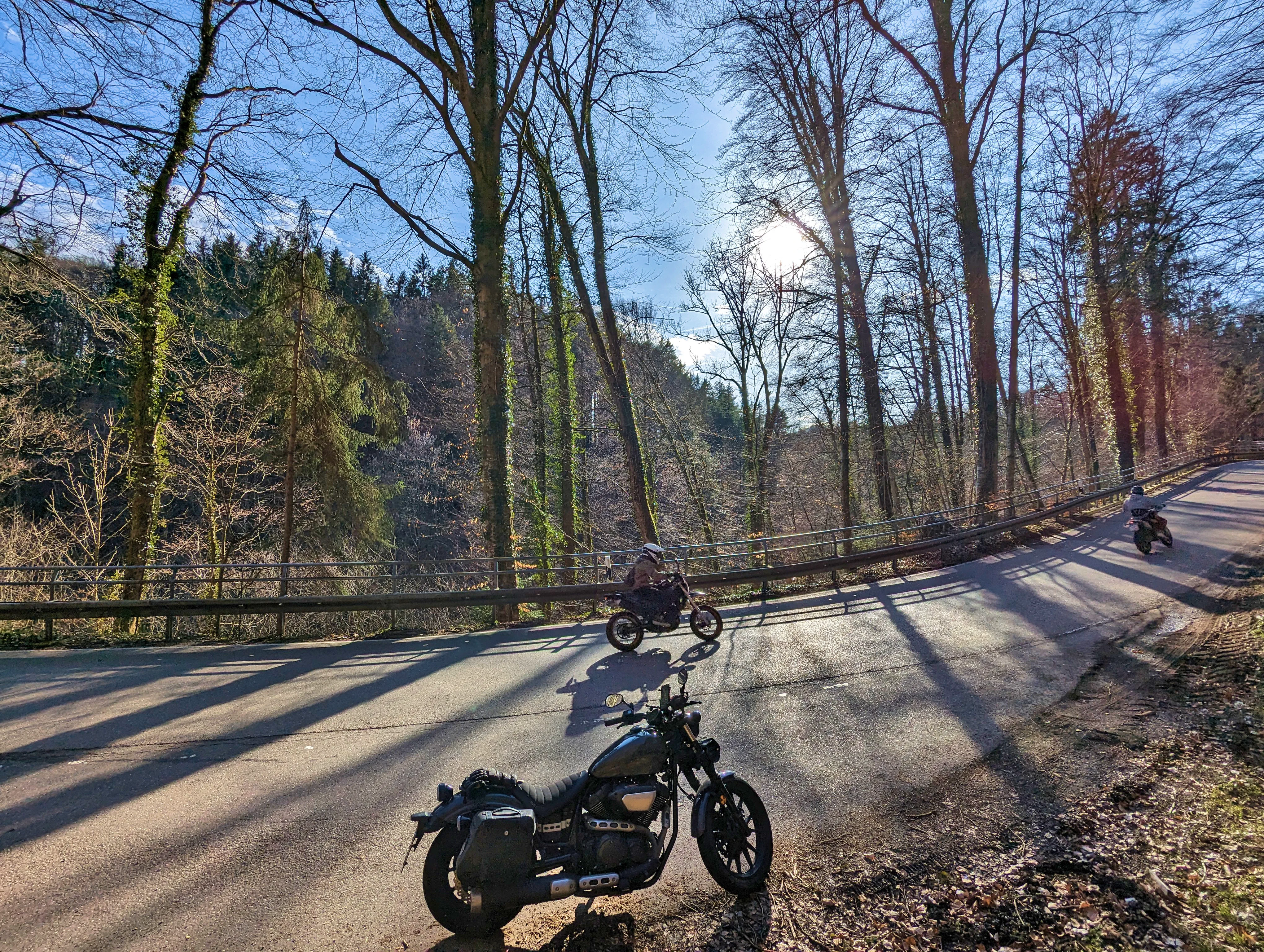 Kleine Männer auf kleinen Motorrädern.