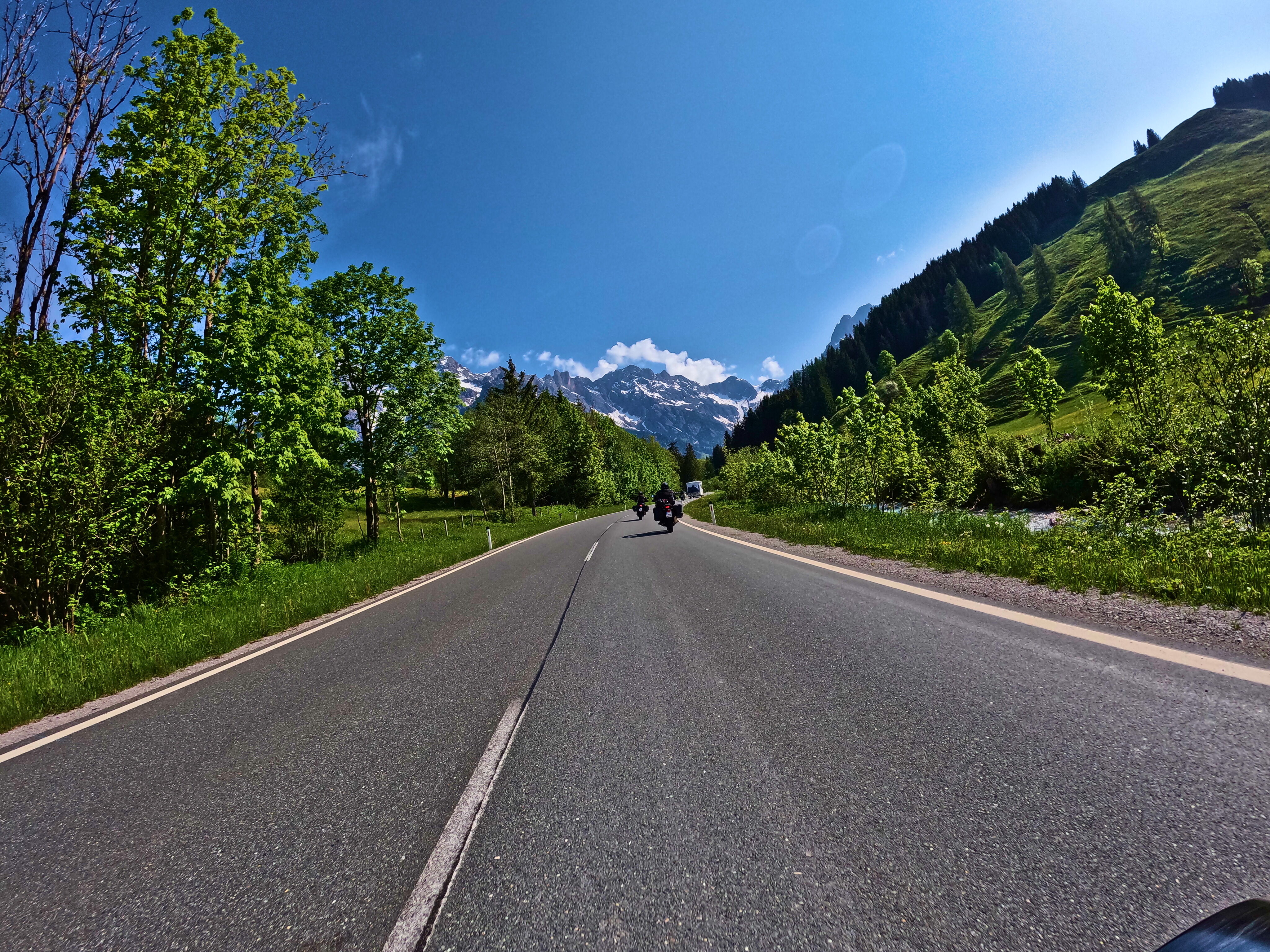 … anderen Motorradfahrern hinterher