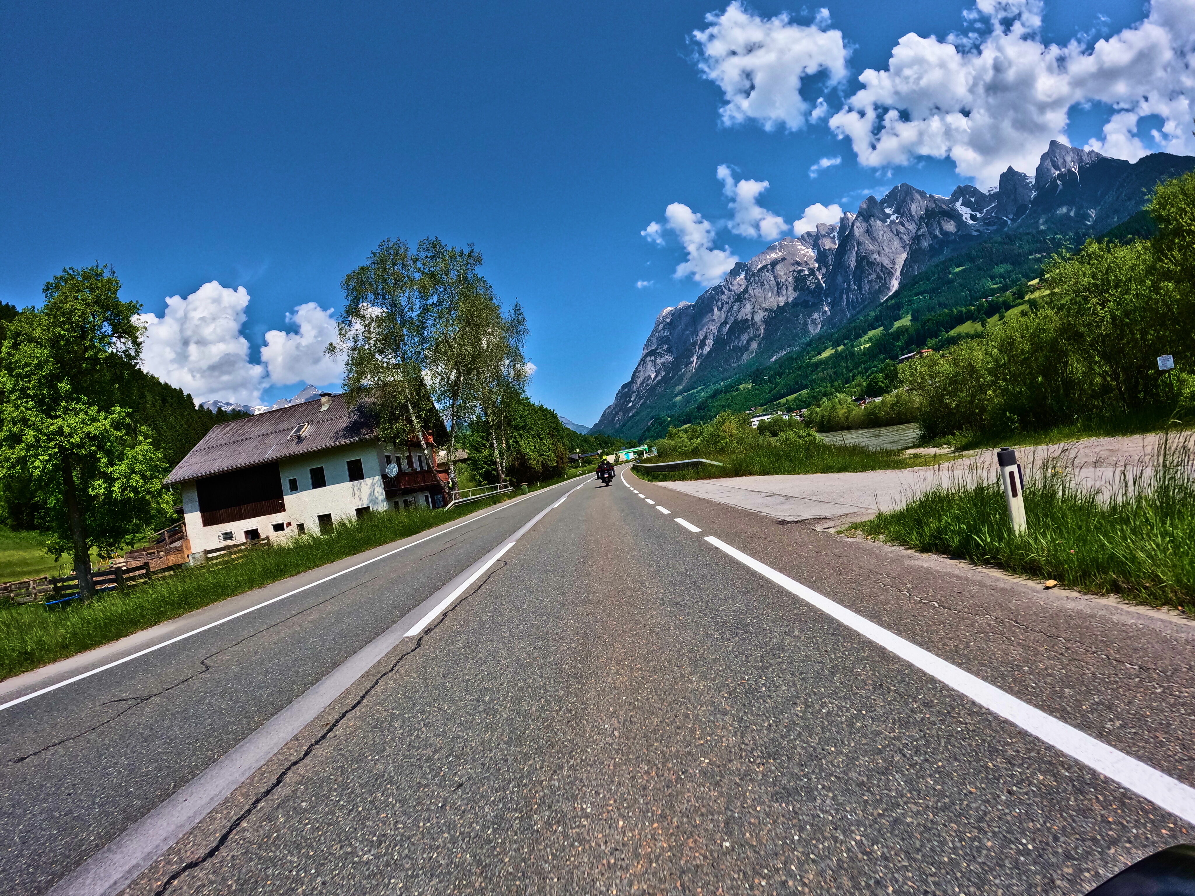 Straße, Fluss, Berge