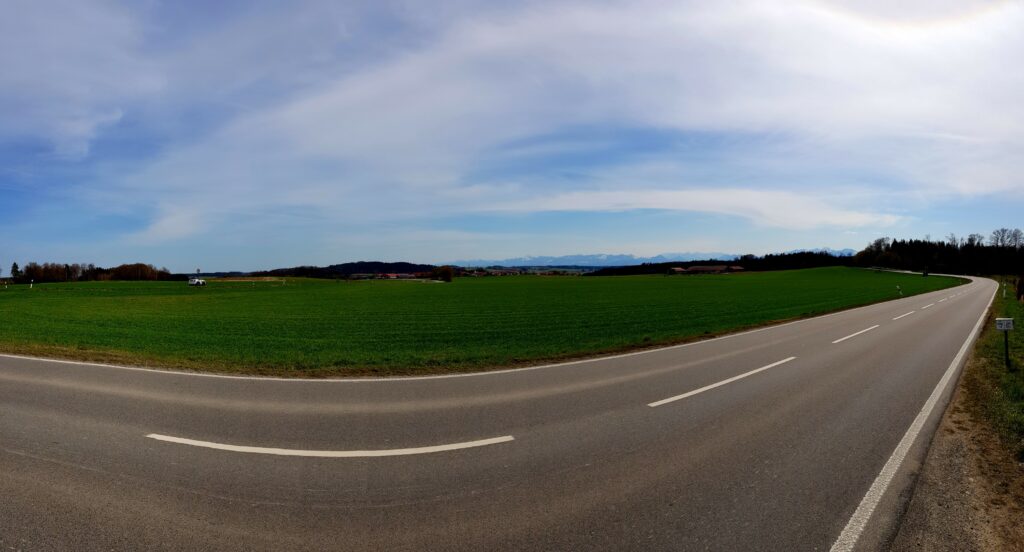 Die Berge immer in Sichtweite.