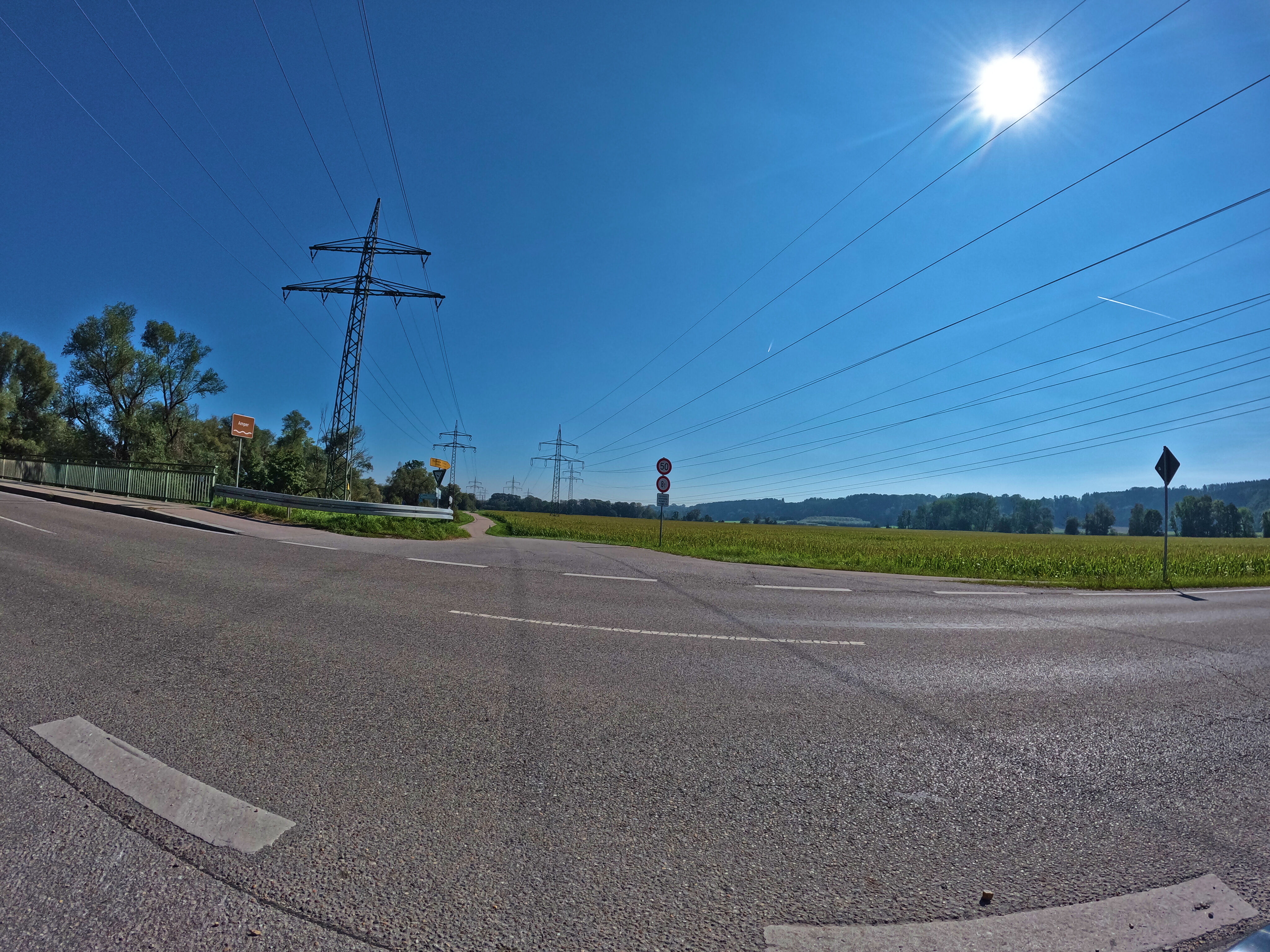 Kurz die Bundesstraße überqueren