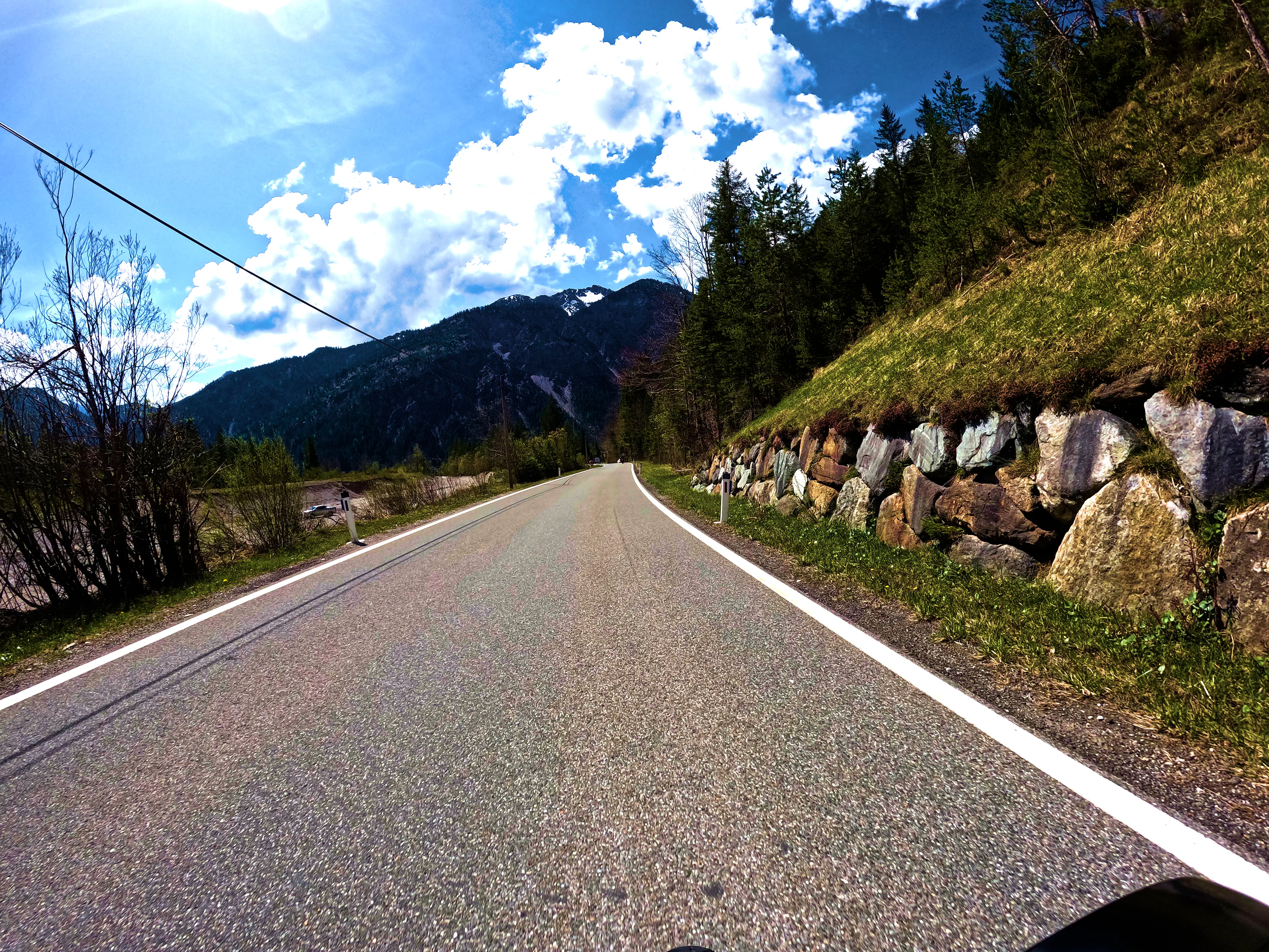 Ein Auto im Flussbett!