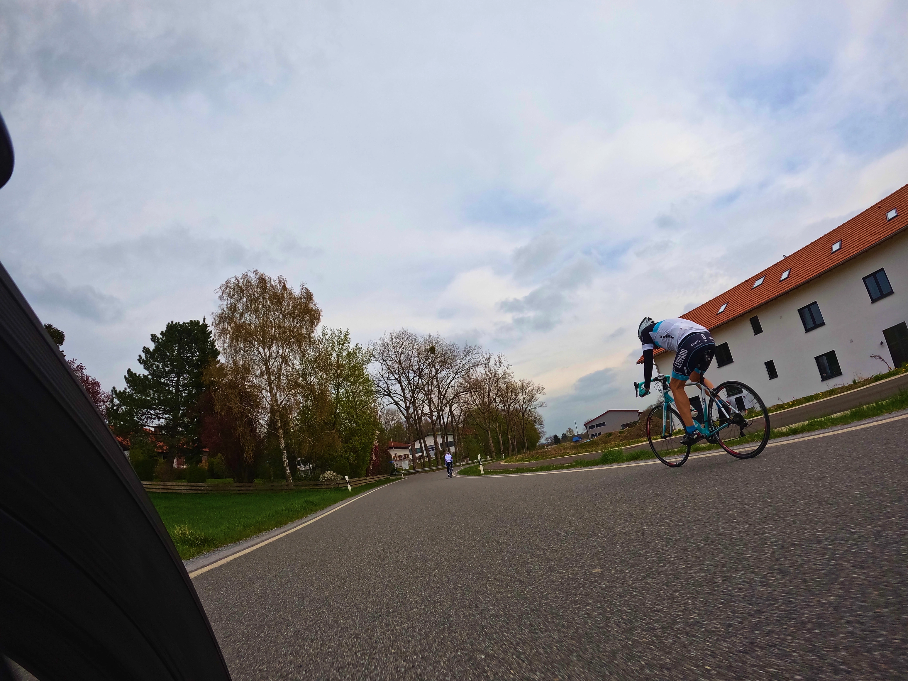 Rechts: Radweg, links: Straße. Rennradfahrer: Straße 🤬