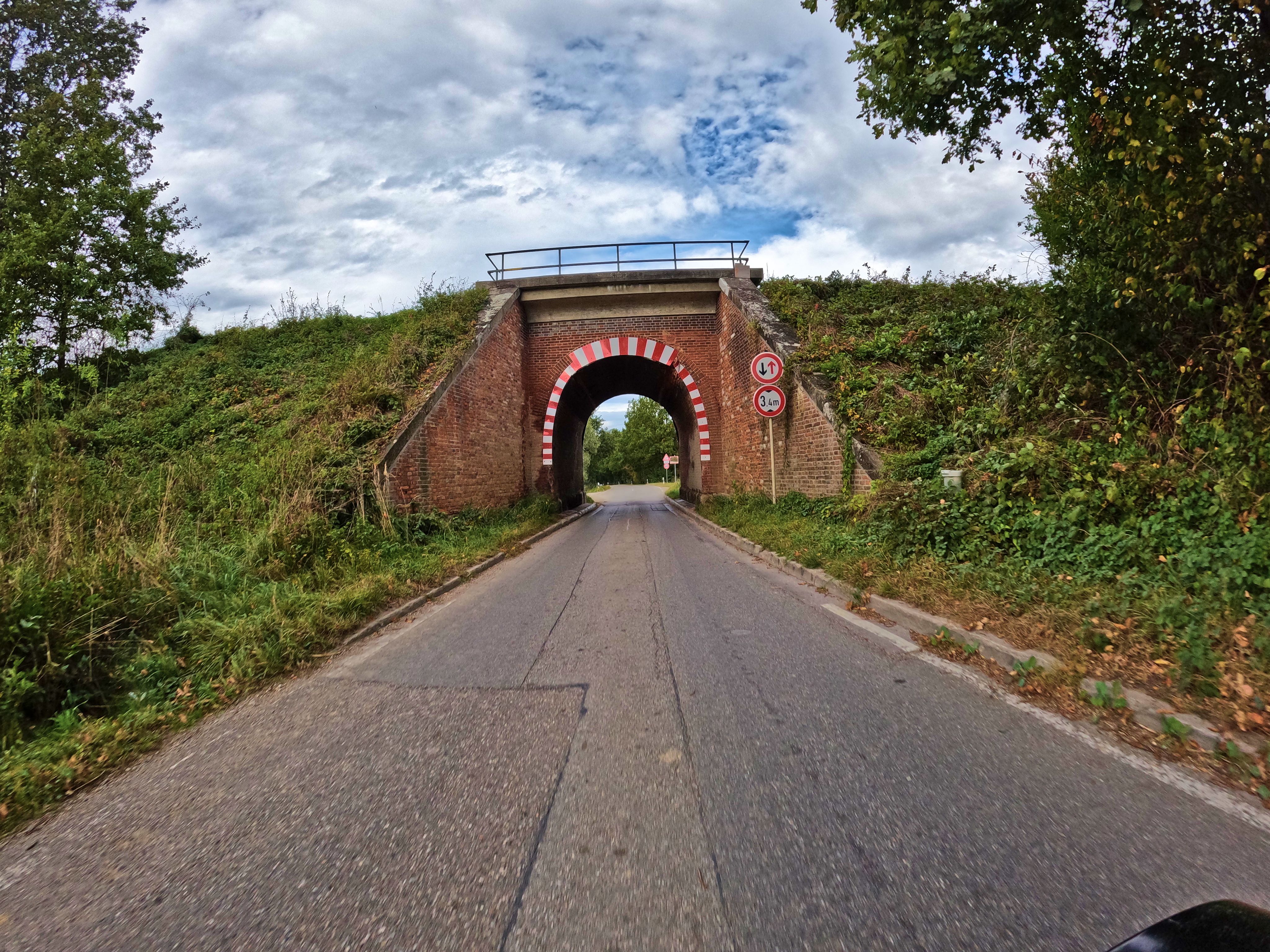 … mit engen Gleisunterführungen.