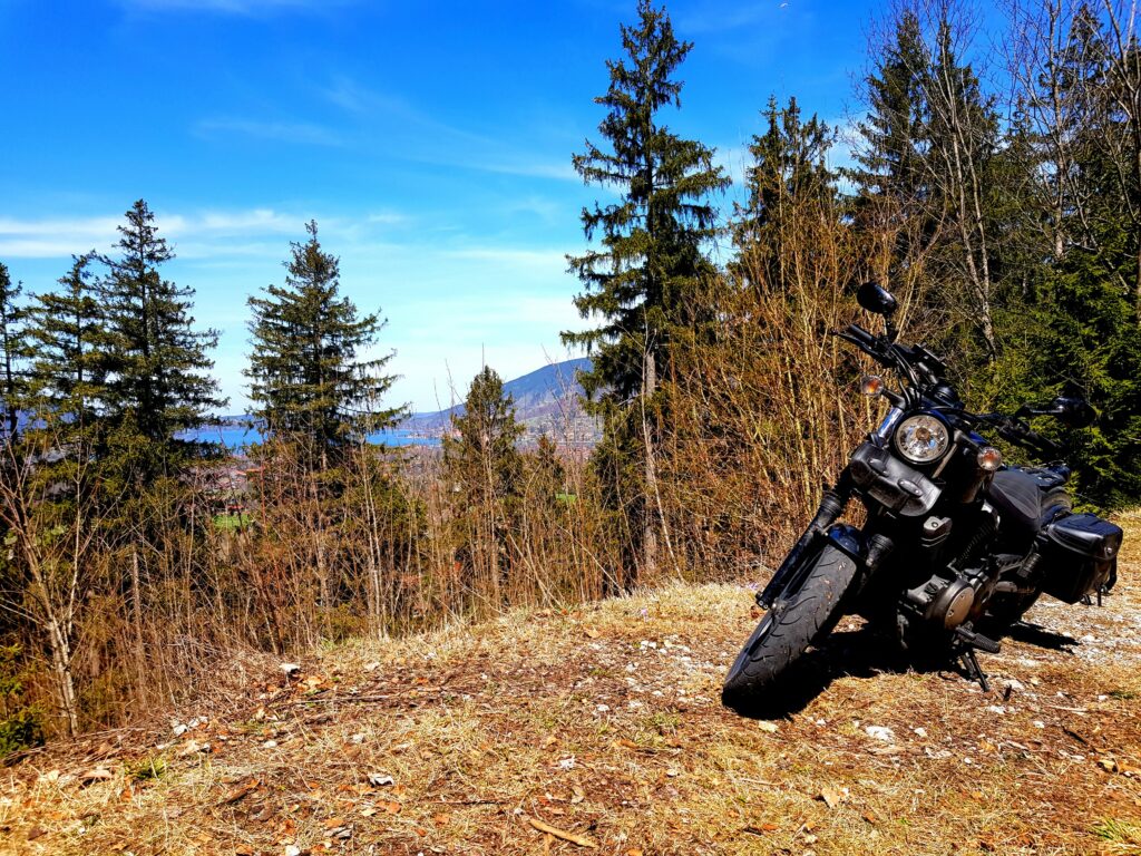 Da hinten spitzt er durch, der Tegernsee.