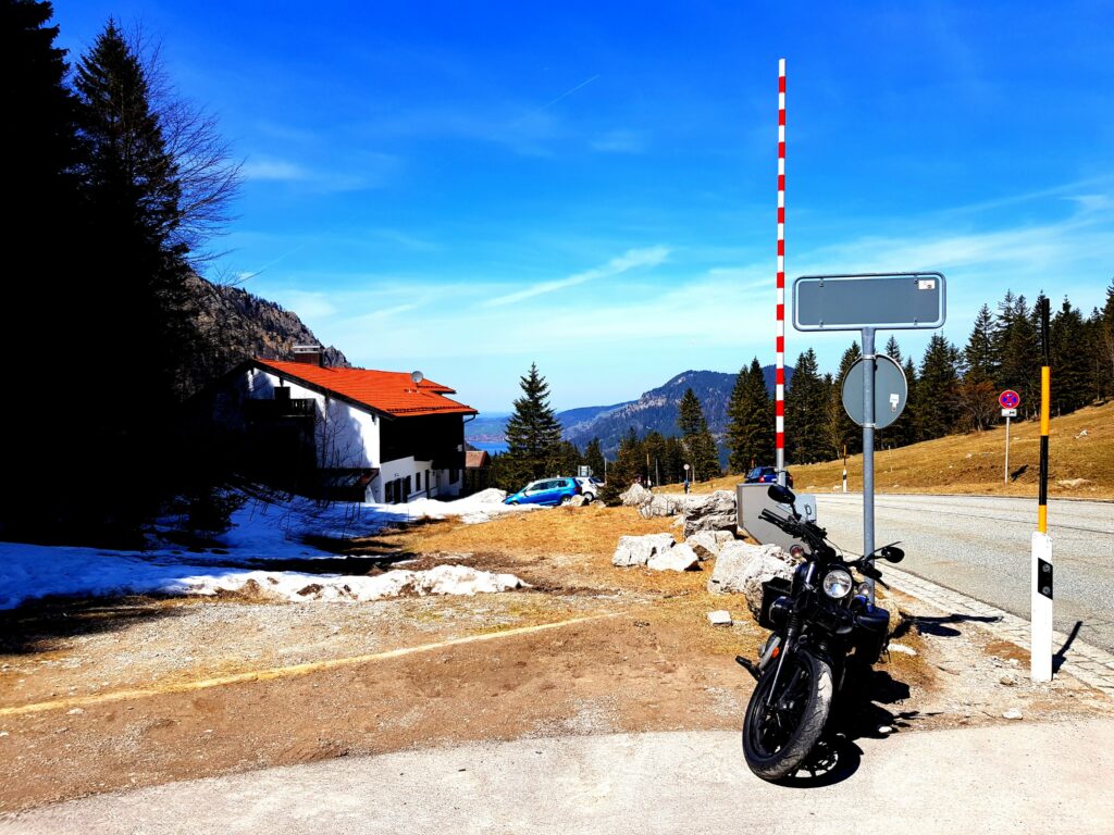 Da hinten blitzt er durch, der Schliersee.