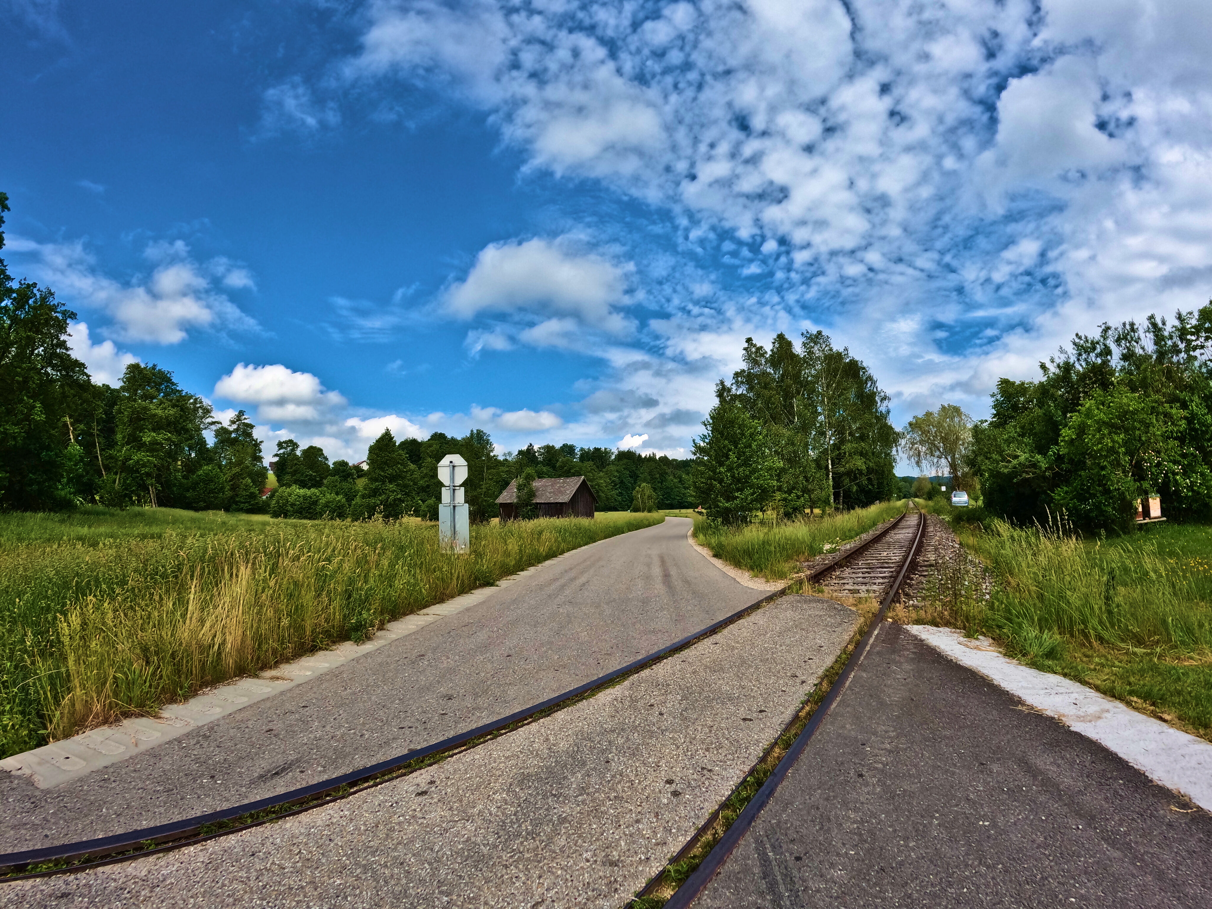 … und dann auch mal über Schienen.