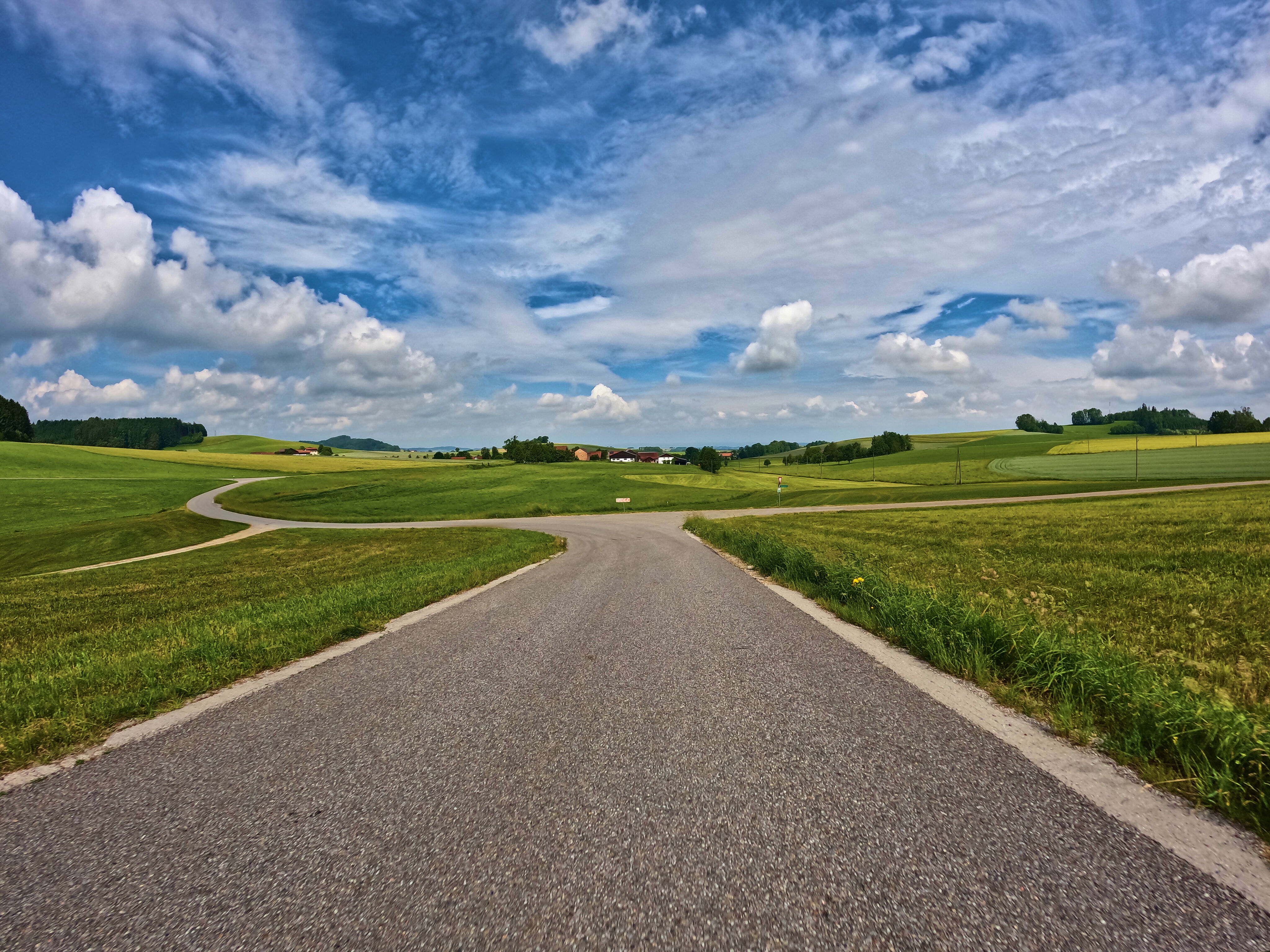 Kleine Nebenstraßen, über Wiesen.