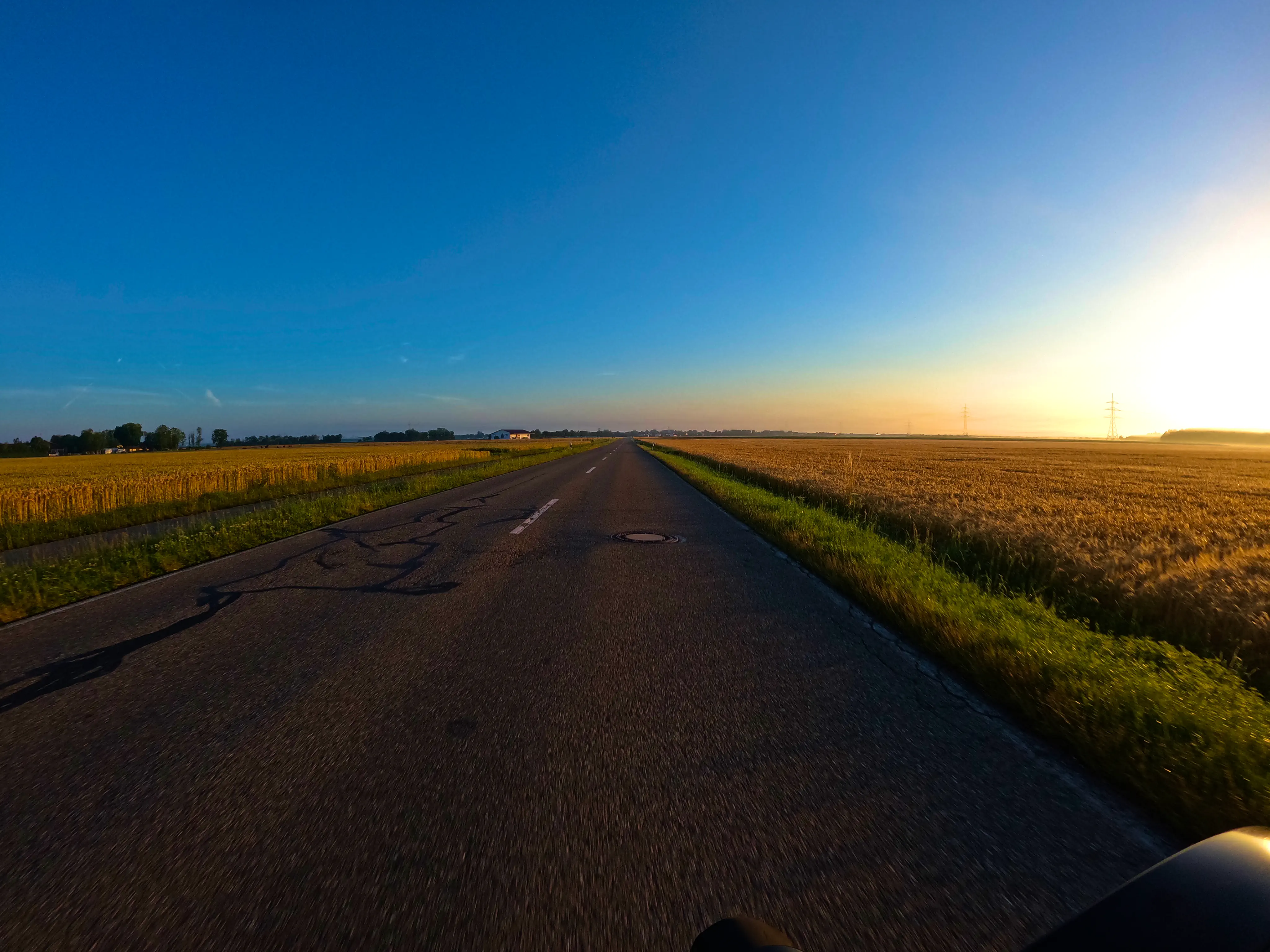 … und wirft warmes Licht über die Felder.