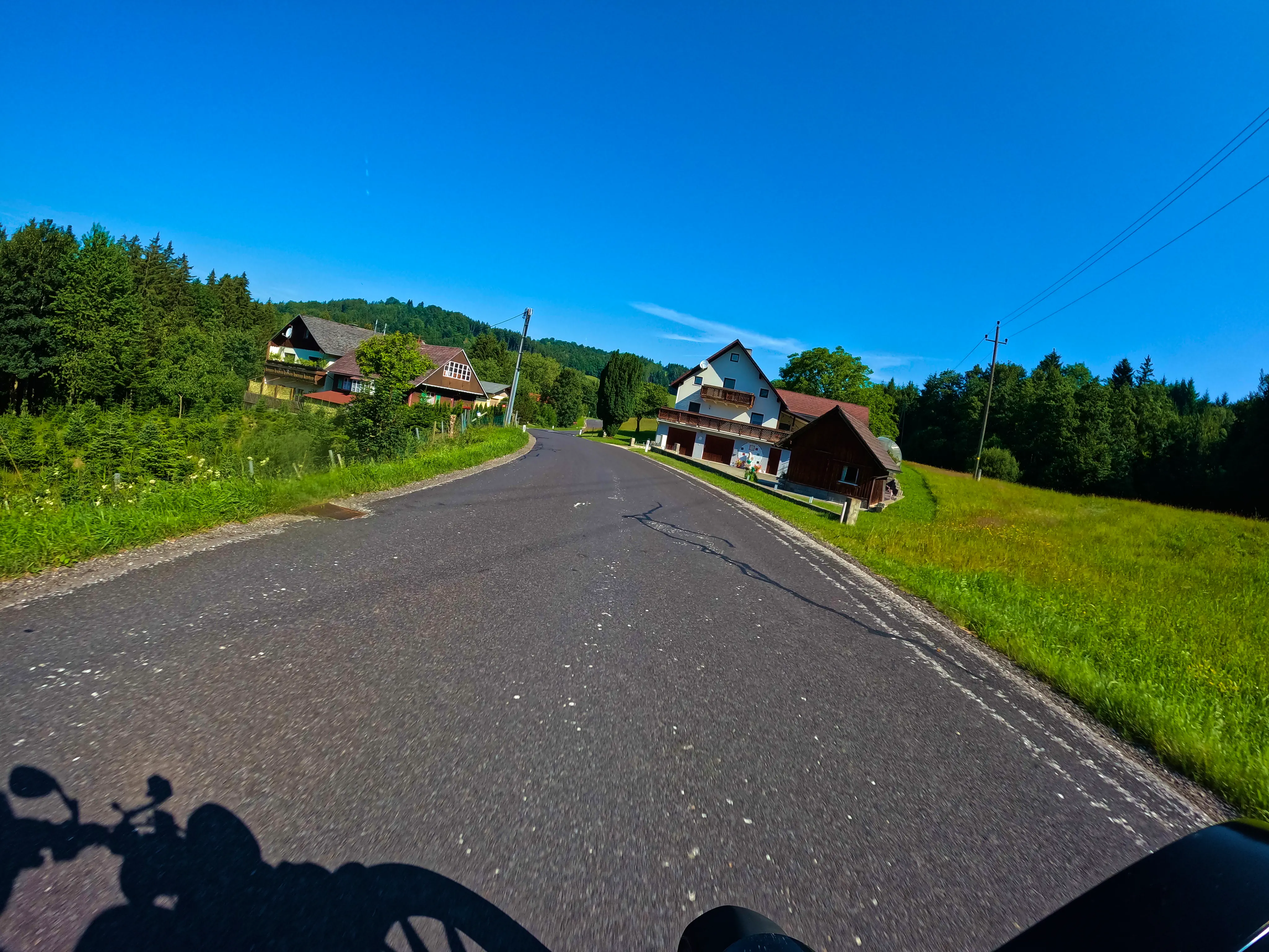 Durch kleine Siedlungen