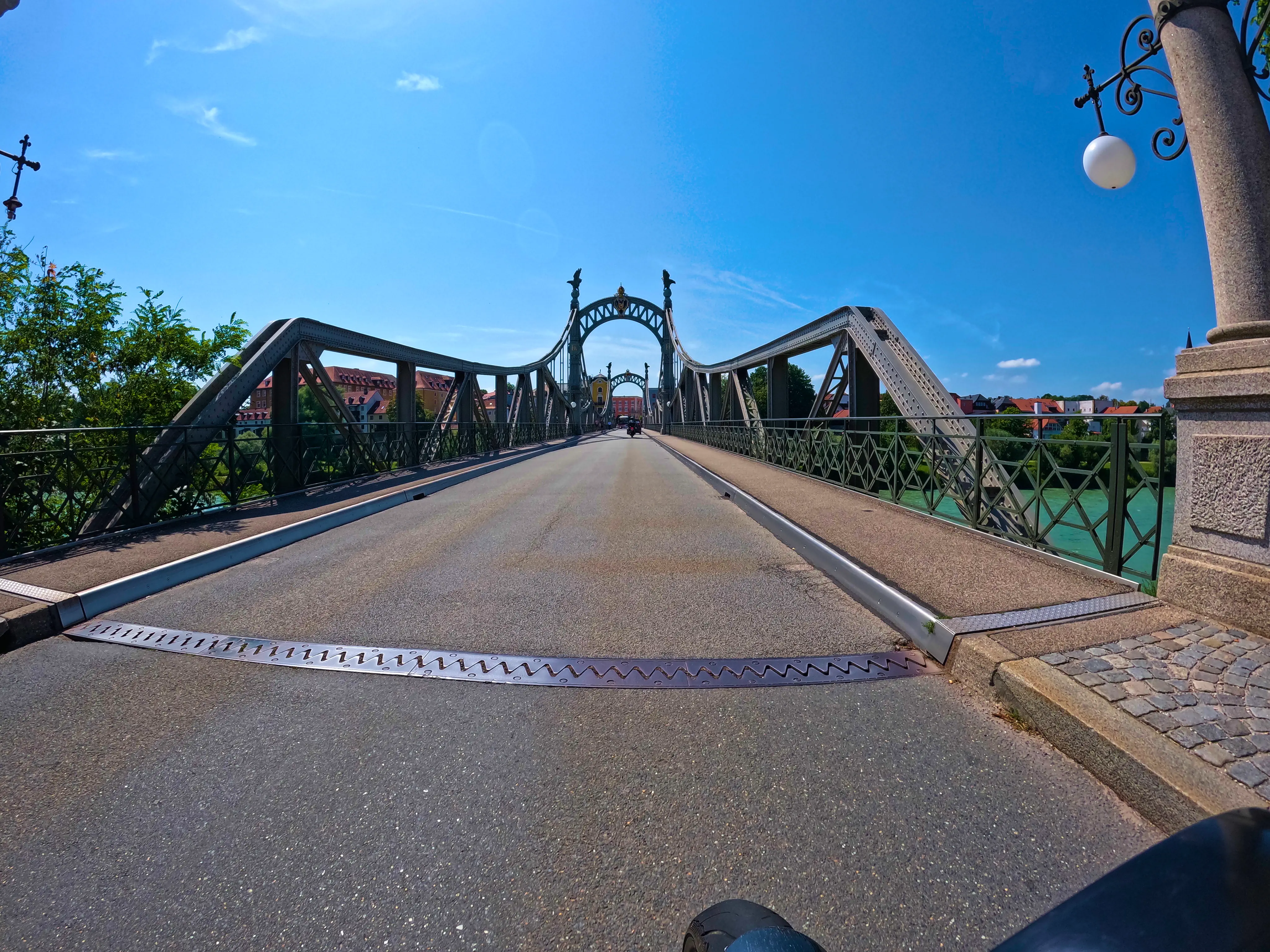 Über die Salzachbrücke