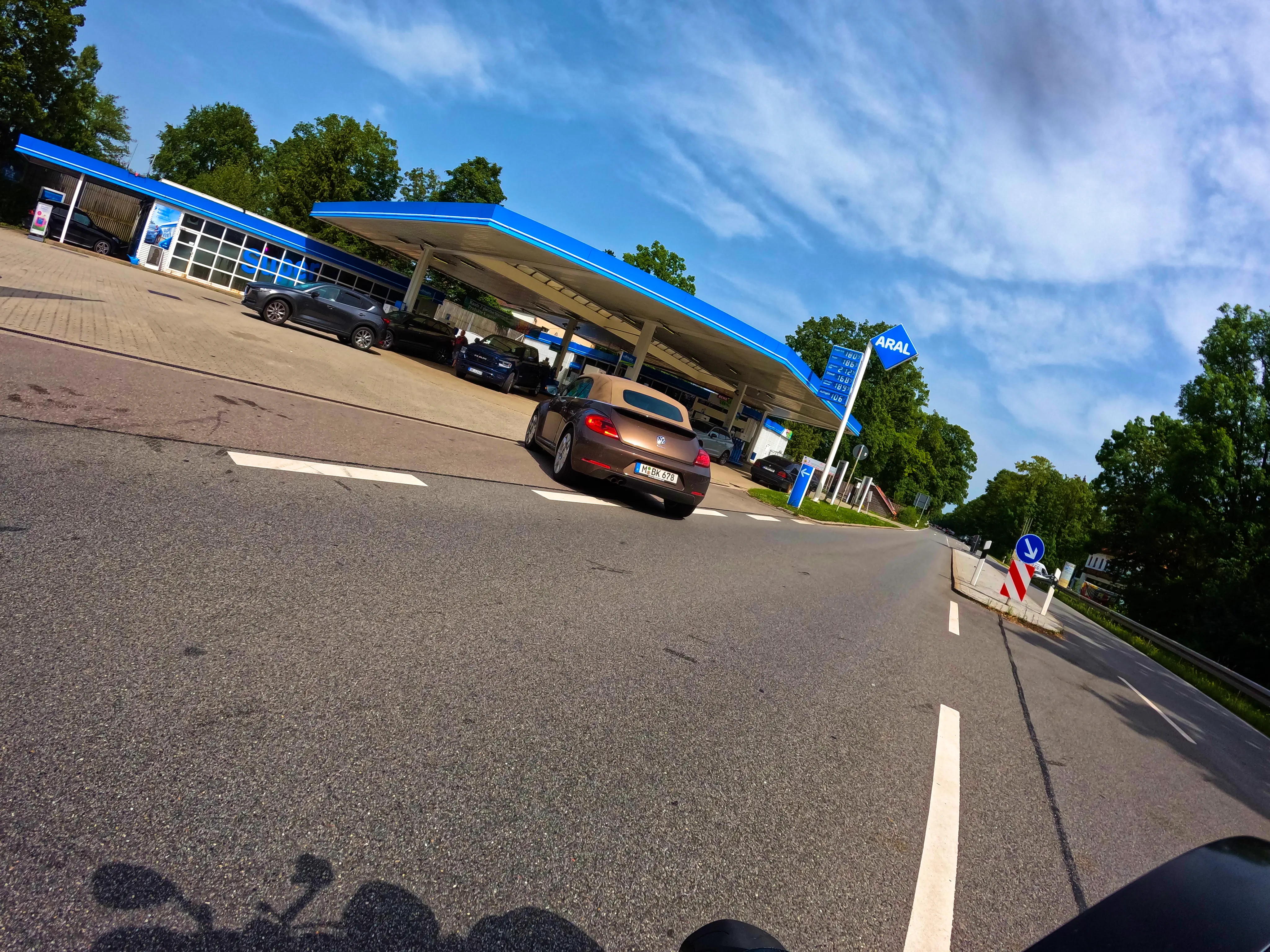 Einfahrt zur heimischen Tankstelle