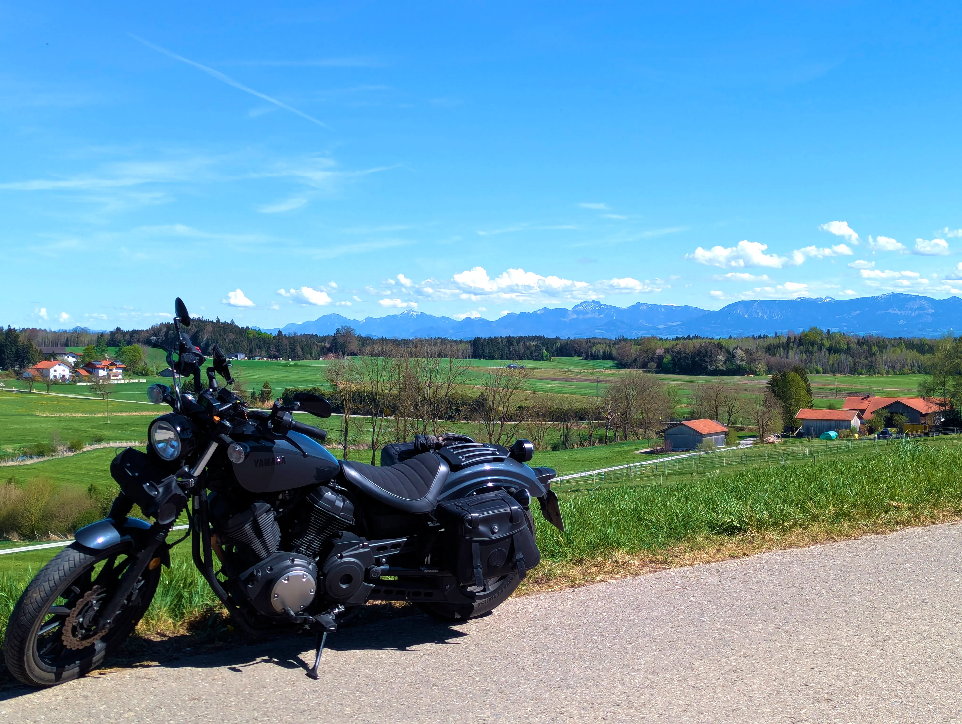 Bolt vor Bergpanorama