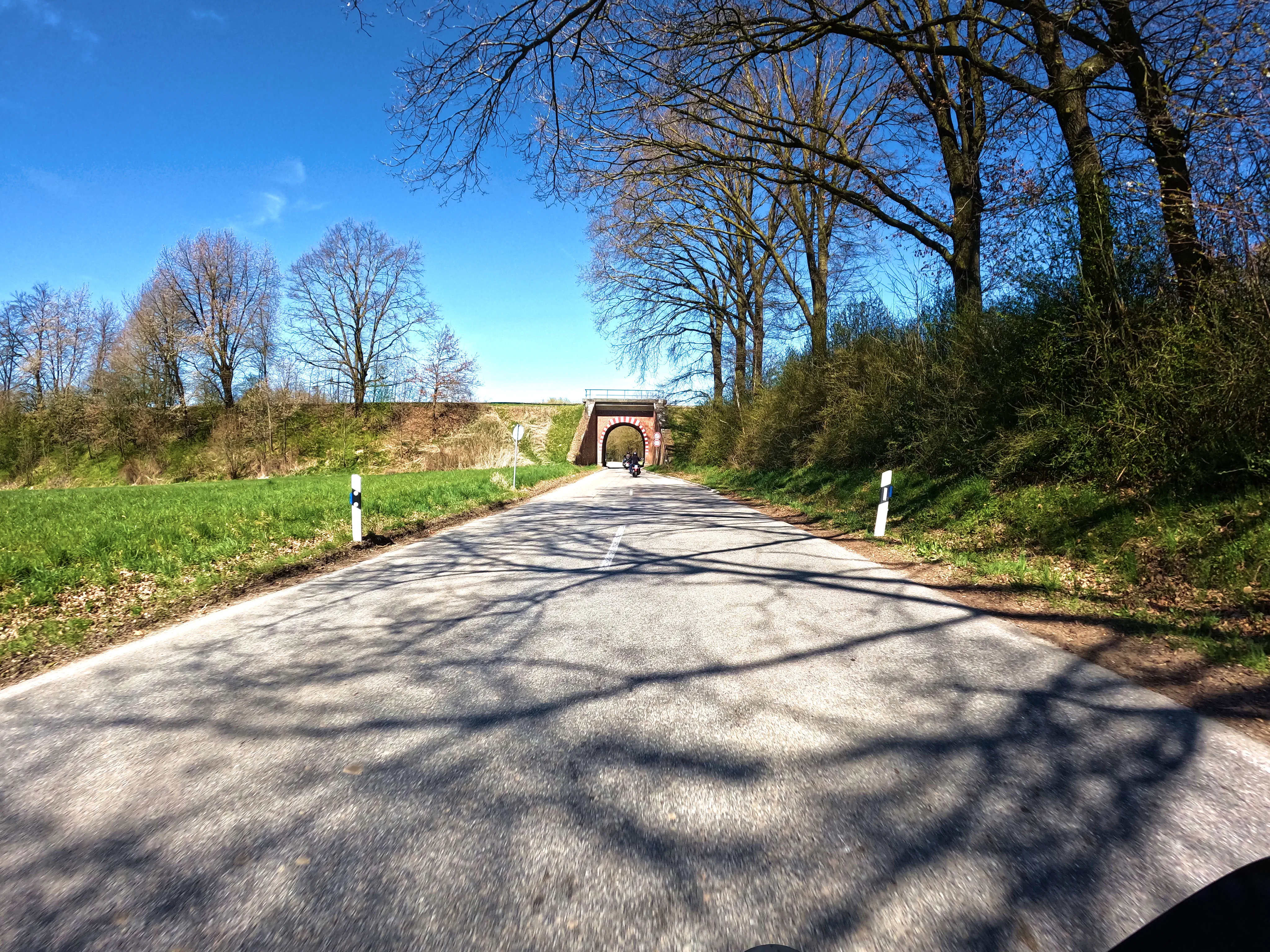 Hinter 2 Harleys her