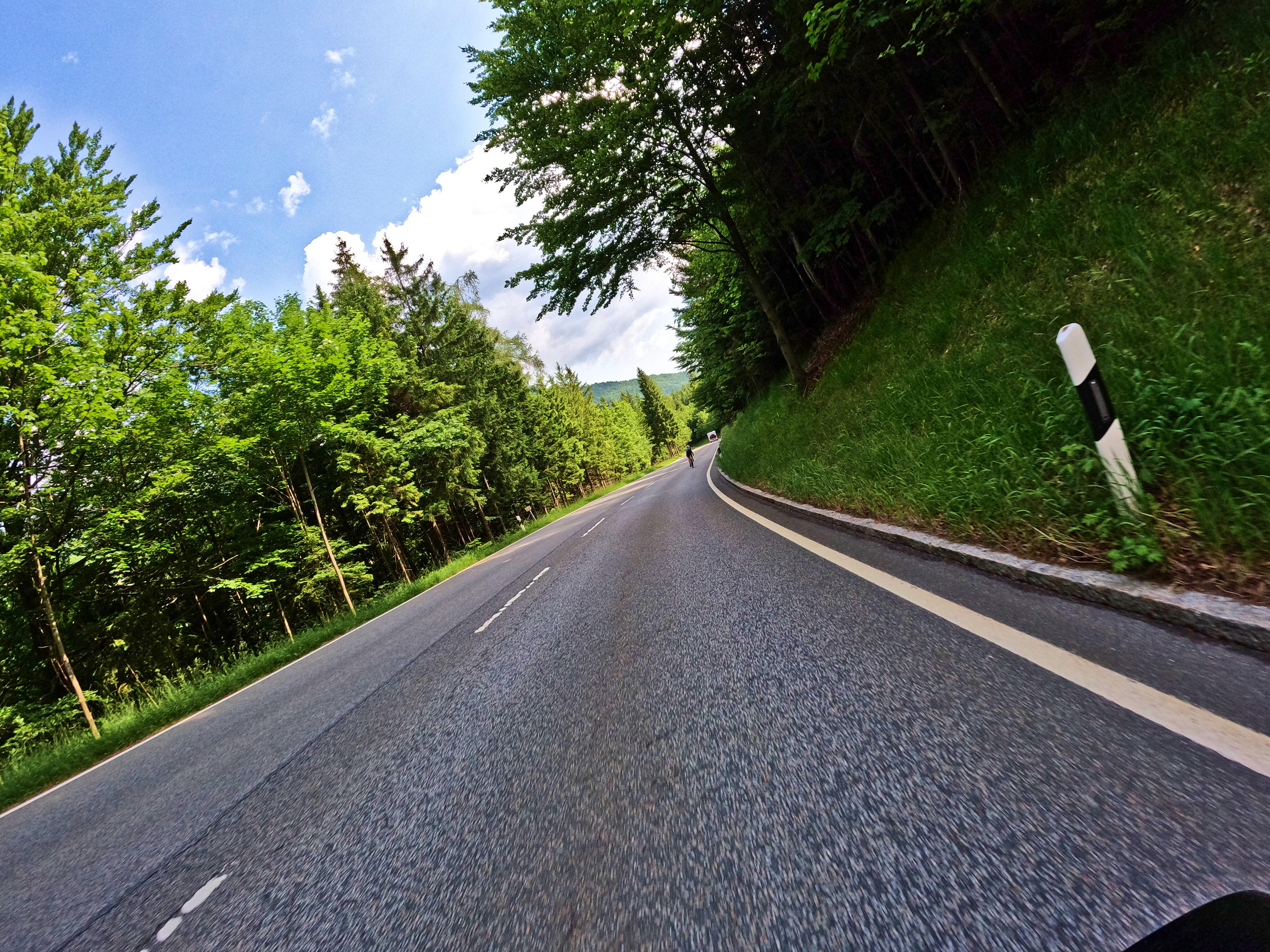 Bergab, Radfahrer und …