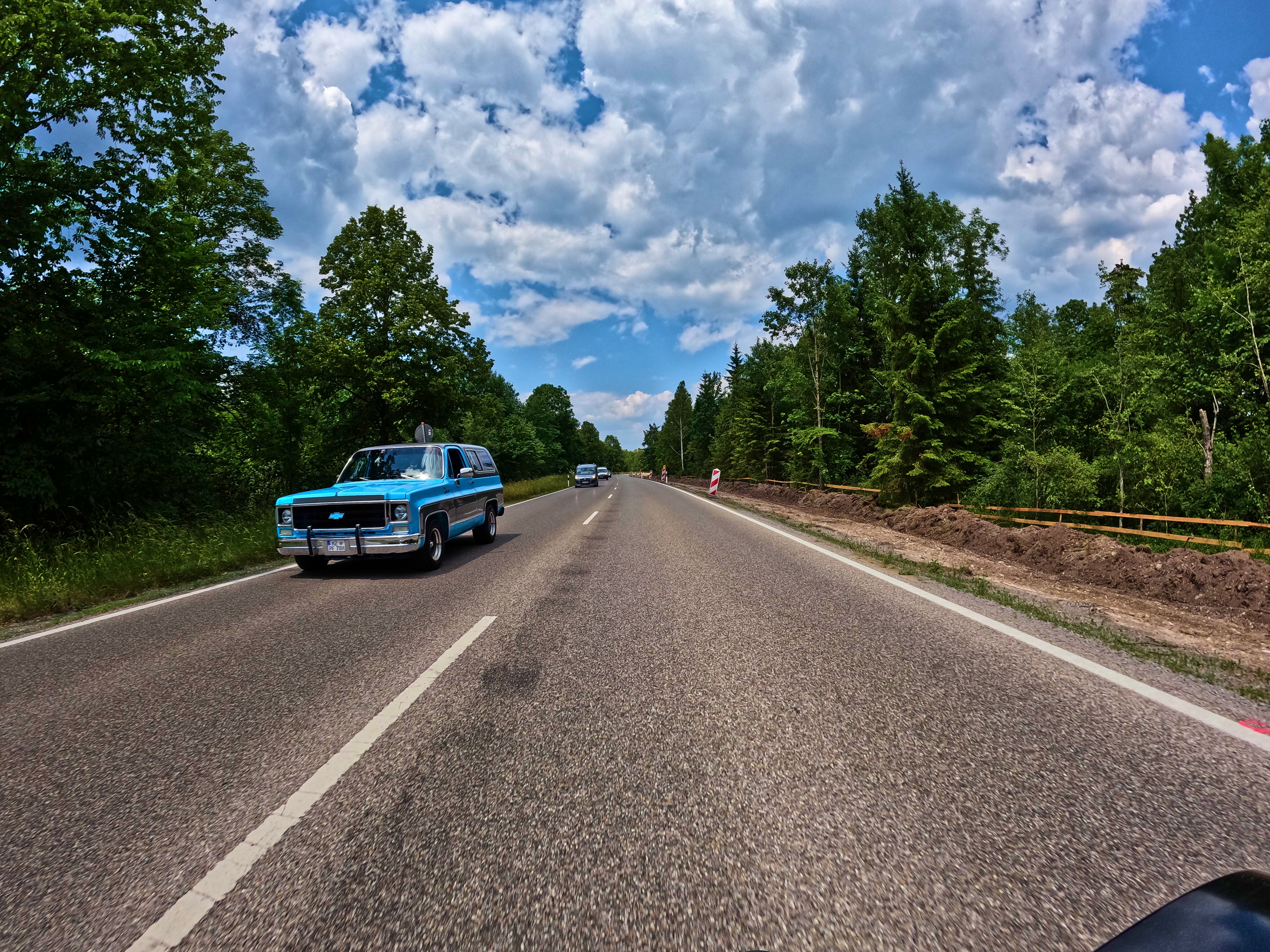 … vorbei an alten Autos …