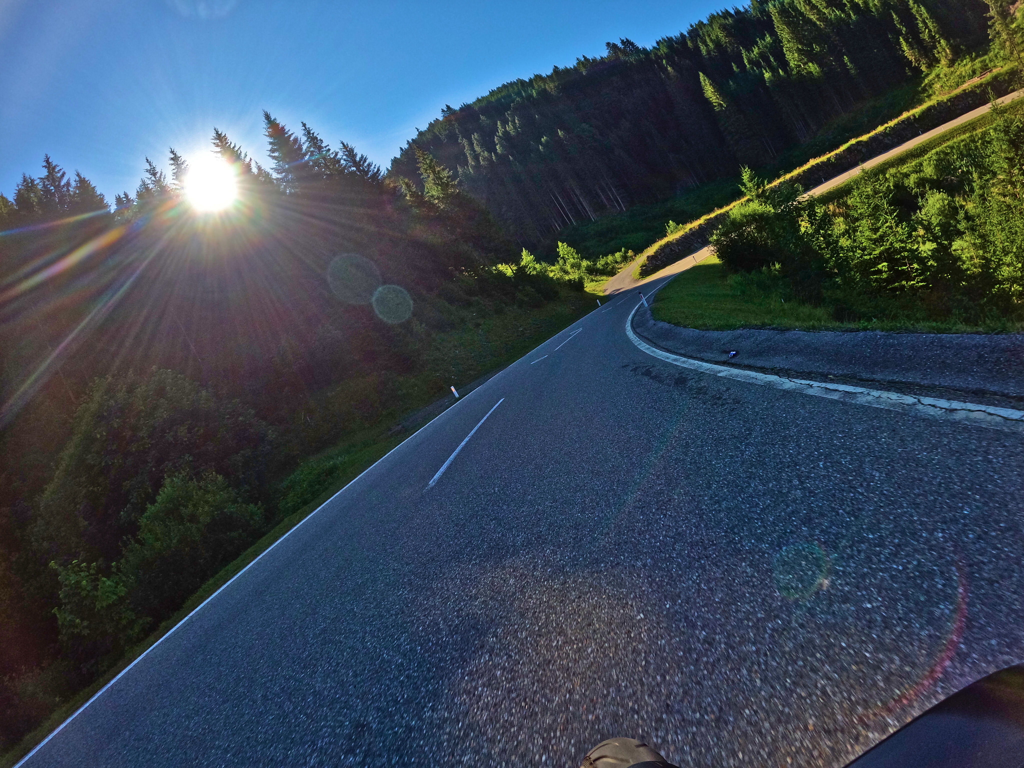 Sonne und Kurven voraus!