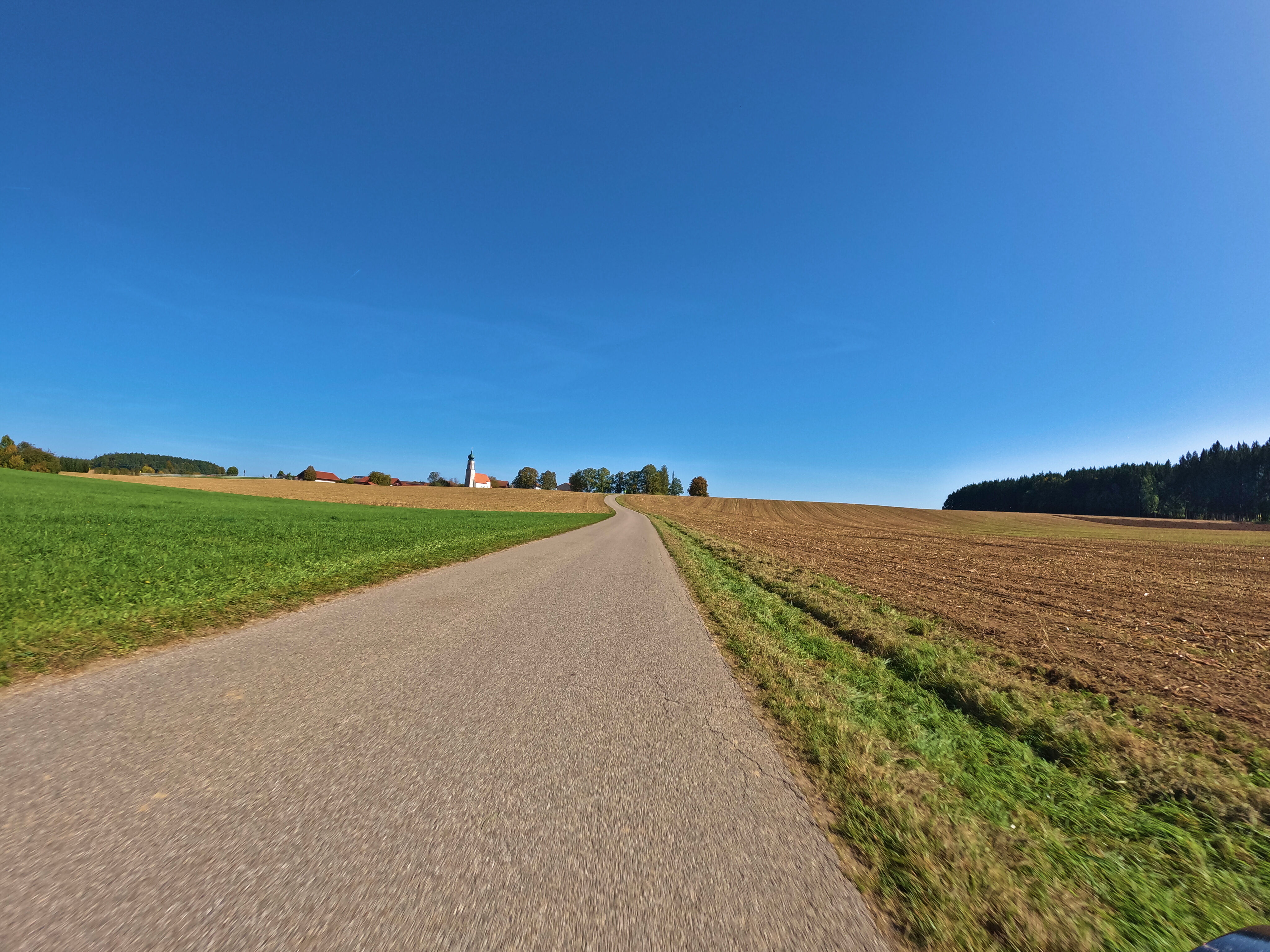 Kleine feldige Straßen